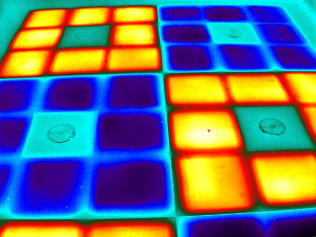 photographie infrarouge de capteurs de chaleur dans une chambre style=